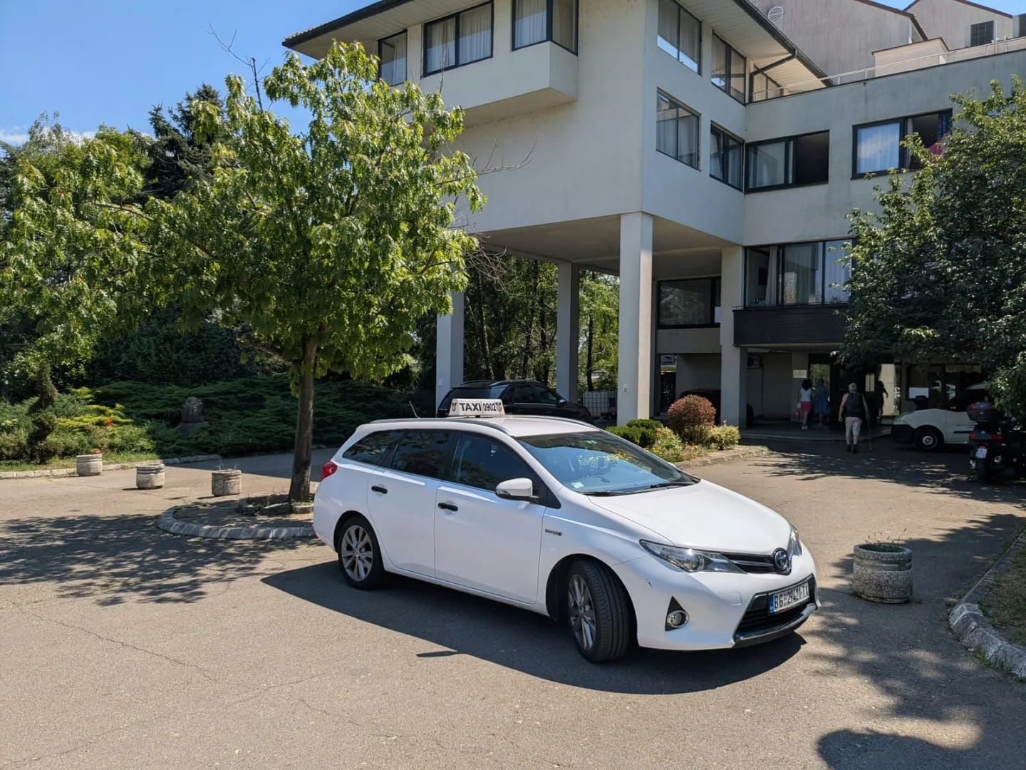 Beli Toyota Auris taxi ispred Banje Selters u Mladenovcu
