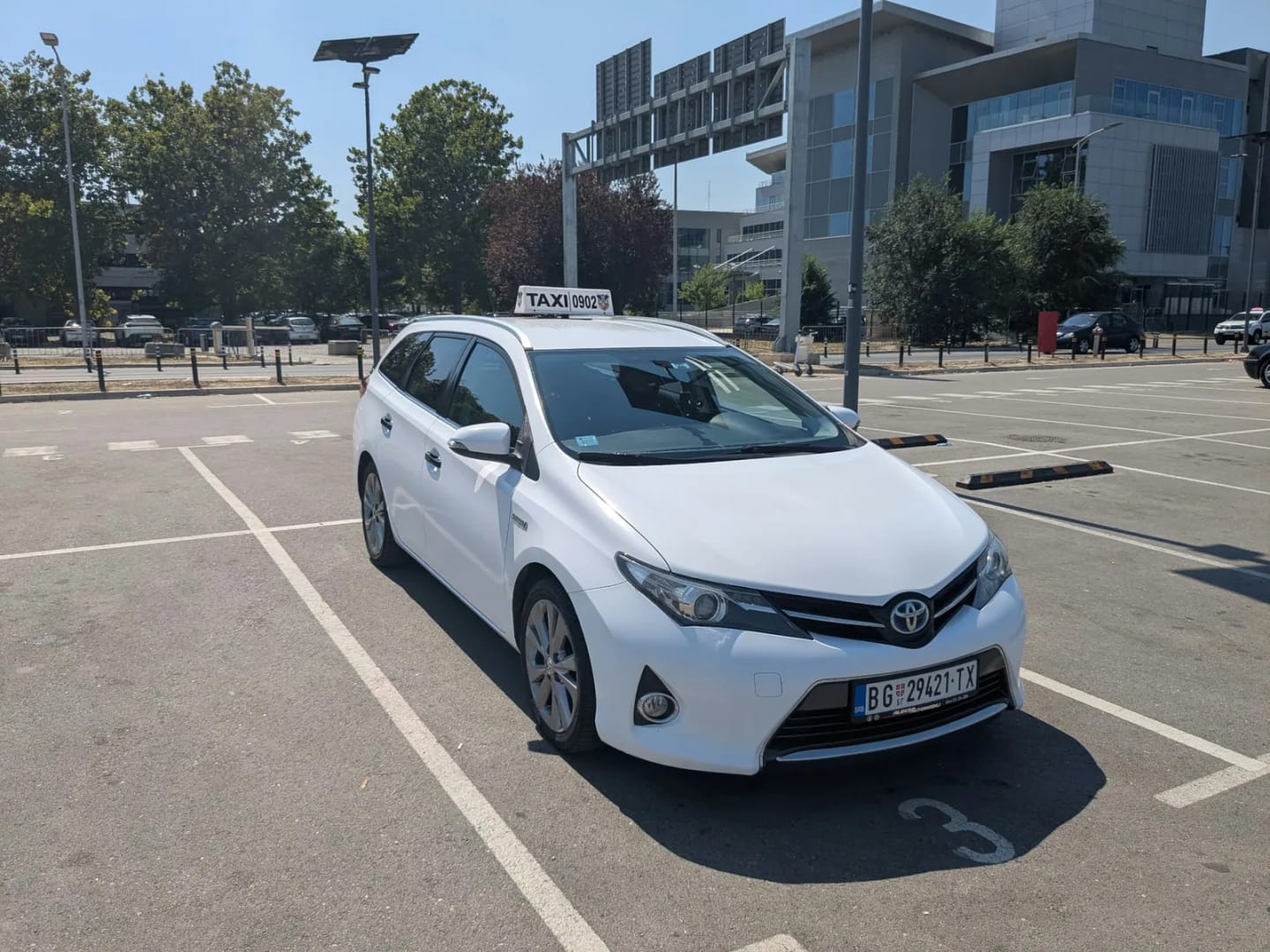 Beli Toyota Auris taxi na parkingu uz Aerodrom Nikola Tesla Beograd