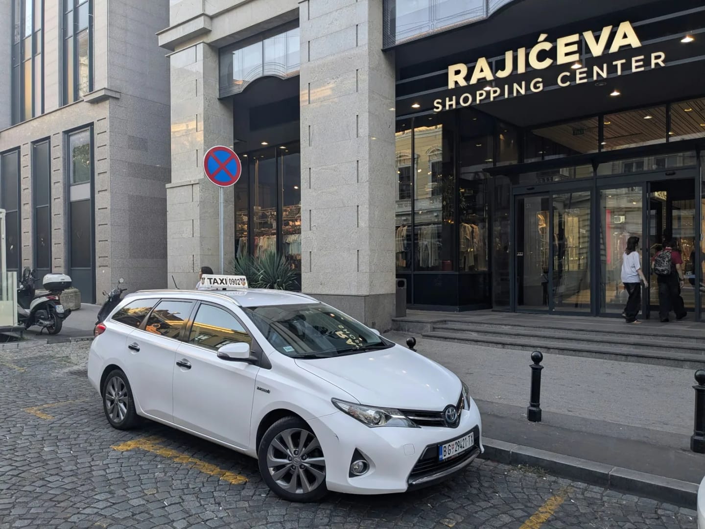 Beli Toyota Auris taxi ispred Rajićeva Shopping Center u Beogradu